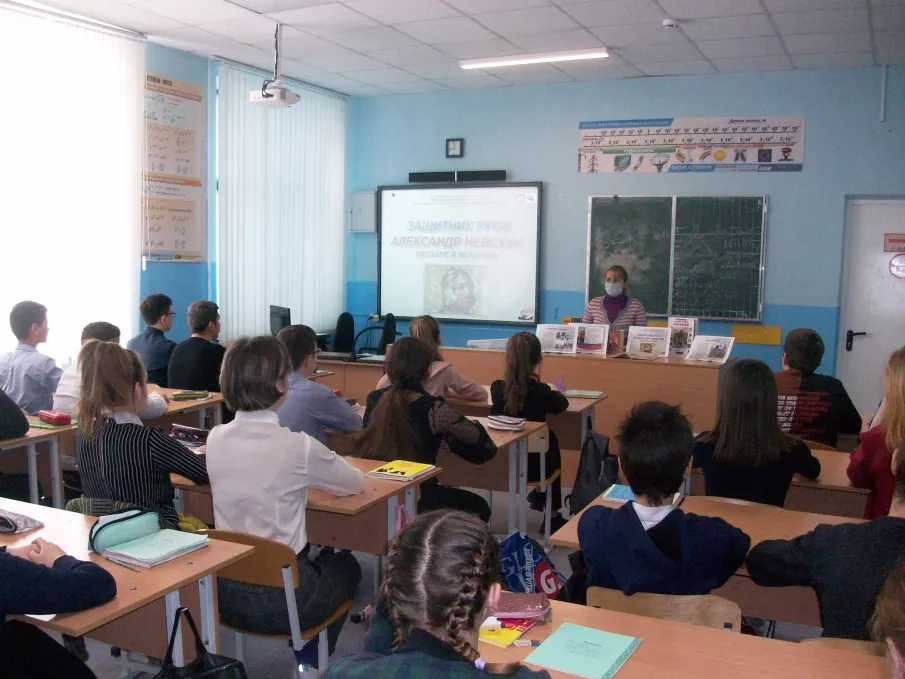 В МБОУ СОШ № 4 им. Д.В. Бондаренко для школьников был проведён экскурс в историю «Защитник Руси А. Невский»