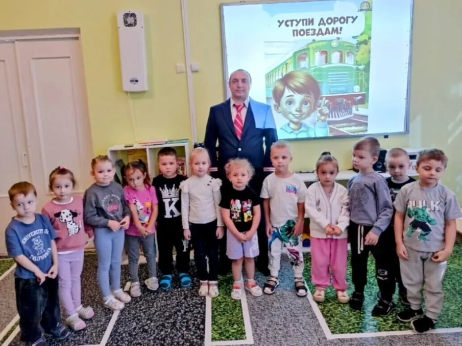 Образовательные организации города Зверево провели месячник «Уступи дорогу поездам!»