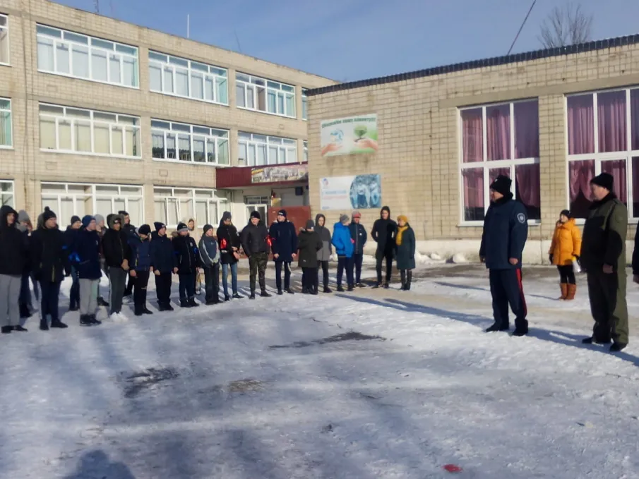 Казаки ГКО г. Зверево в школе № 5 провели Казачьи военно-спортивные игры Зарница