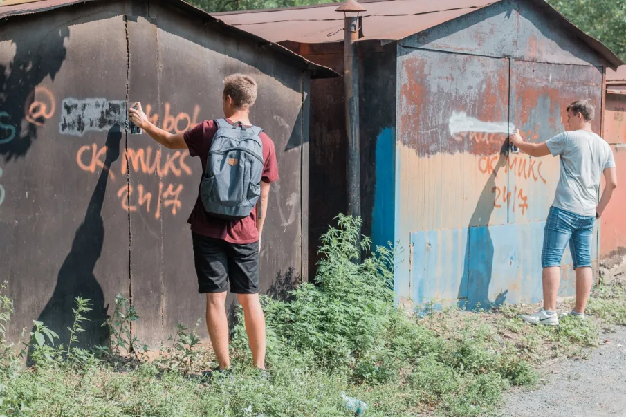 Активистами МБОУ СОШ №1 им. Б.П. Юркова и Гимназии им. А.П. Чехова при активной поддержке Антинаркотической комиссии Администрации г. Зверево была проведена акция "Баллончик против наркотиков"