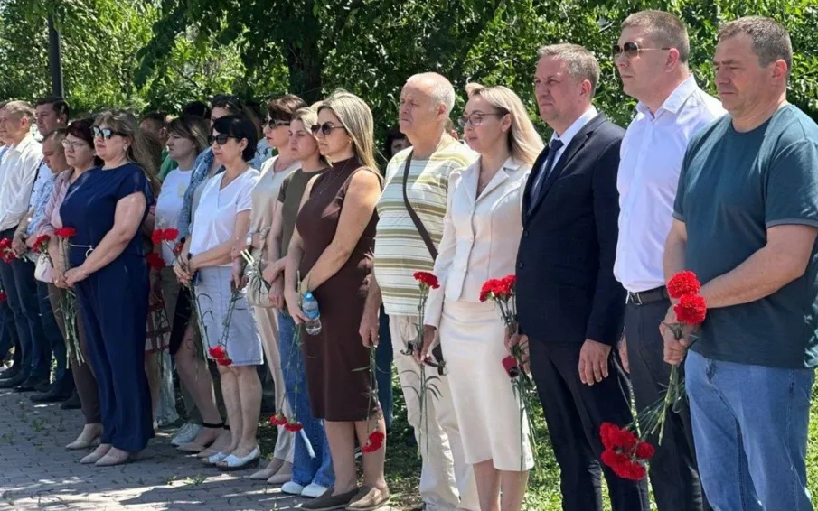 На площади имени И.А. Докукина прошло возложение к мемориалу памяти погибшим шахтерам