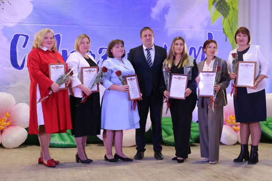 Торжественное мероприятие в честь Дня учителя и Дня воспитателя прошло в городе Зверево