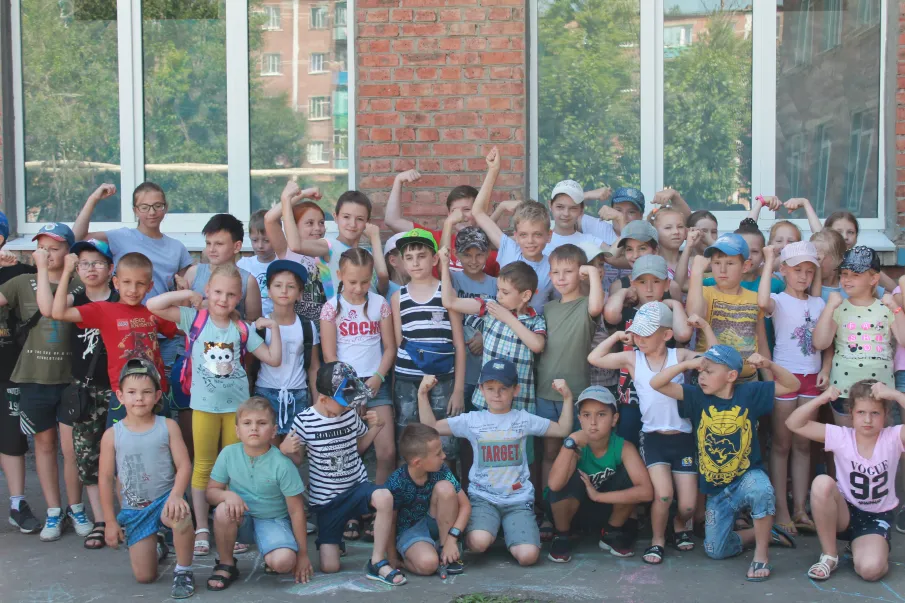 19 июня в рамках проводимого месячника «Город Зверево - территория здоровья!» на базе гимназии им. А.П. Чехова в пришкольном летнем лагере прошли спортивные и творческие мероприятия
