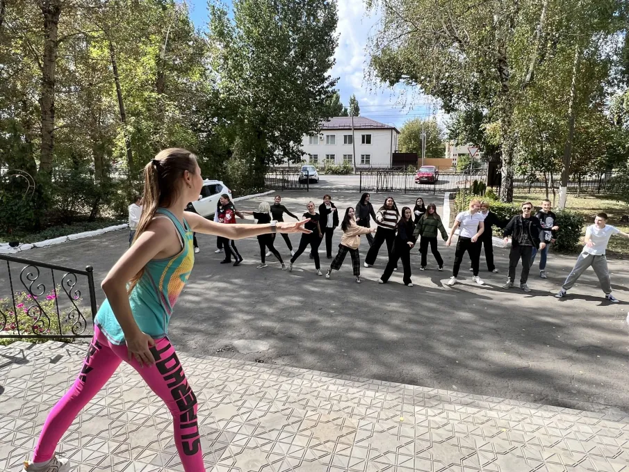 Для студентов торгово- промышленного техникума была проведена зарядка фитнес