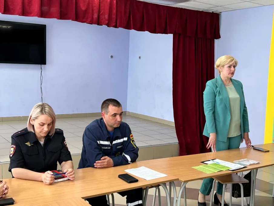В МБОУ СОШ №4 им. Д.В.Бондаренко состоялось родительское собрание на тему: «Под угрозой дети!»