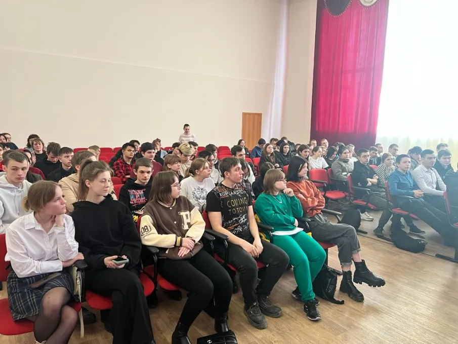 В торгово-промышленном техникуме имени Л.Б. Еремина состоялась встреча зверевских студентов с Михаилом Ингерлейб