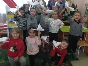 В МБДОУ Детский сад № 2 "Алёнушка" в честь праздника "Белых журавлей" почтили память павших солдат.